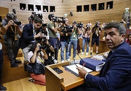 El presidente de la Generalitat, Carlos Mazón, rodeado de fotógrafos.