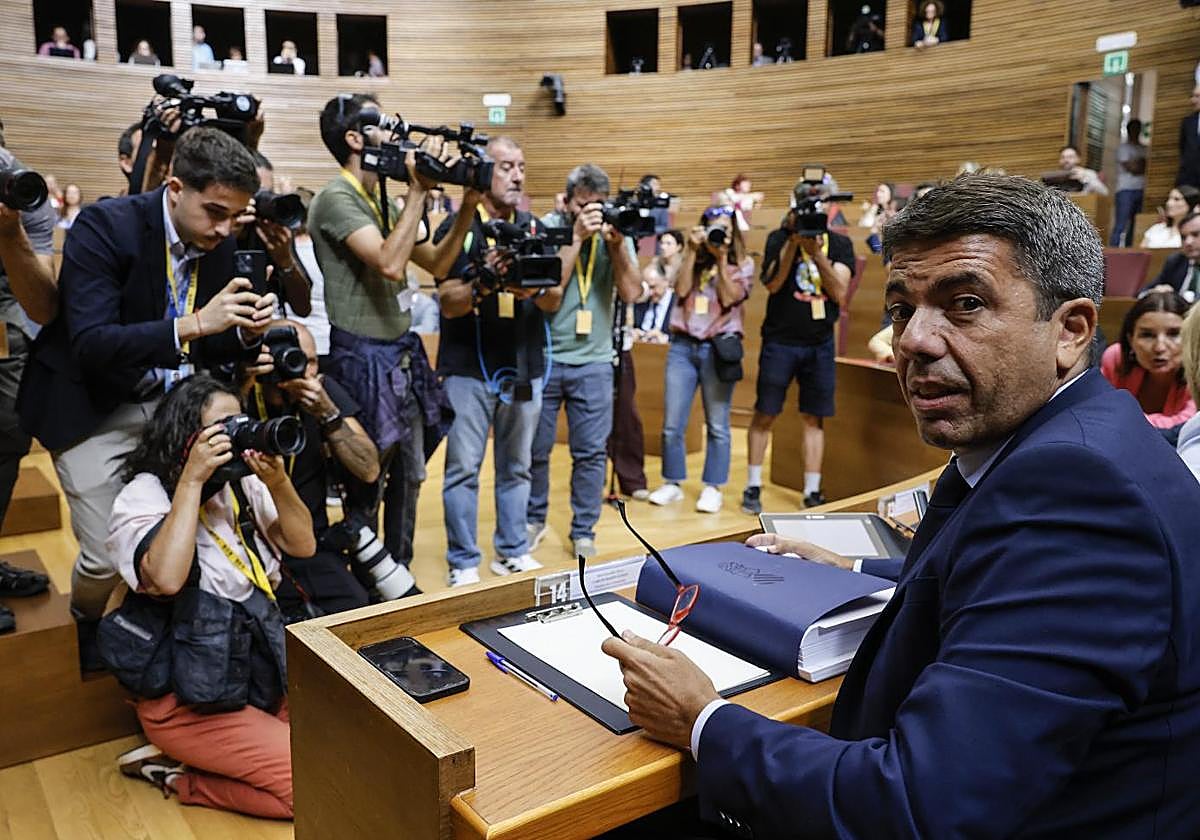 El presidente de la Generalitat, Carlos Mazón, rodeado de fotógrafos.