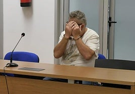 El condenado durante la primera sesión del juicio en la Audiencia de Alicante.