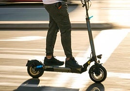 Un usuario circula en un patinete eléctrico.