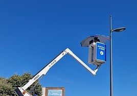 Instalación de las cámaras en una de las avenidas del municipio.