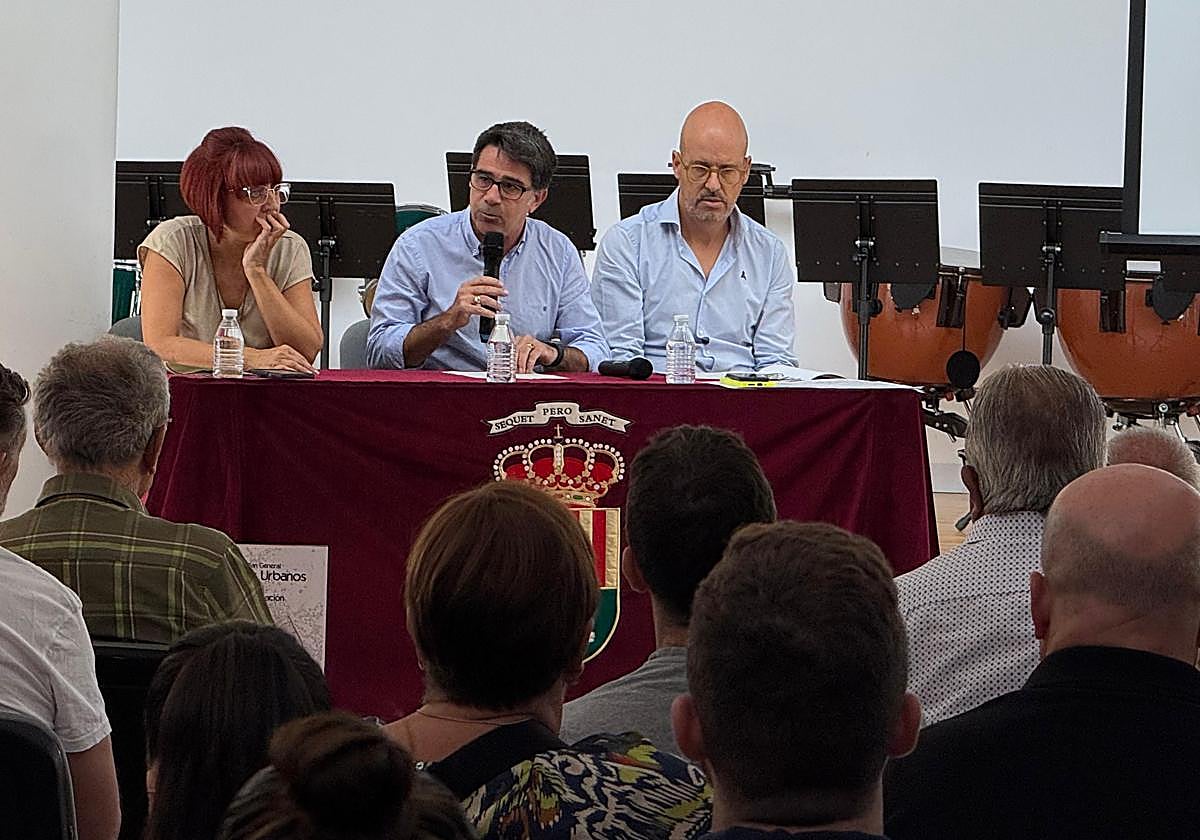 El alcalde de San Vicente, Pachi Pascual, presenta la urbanización a los vecinos.