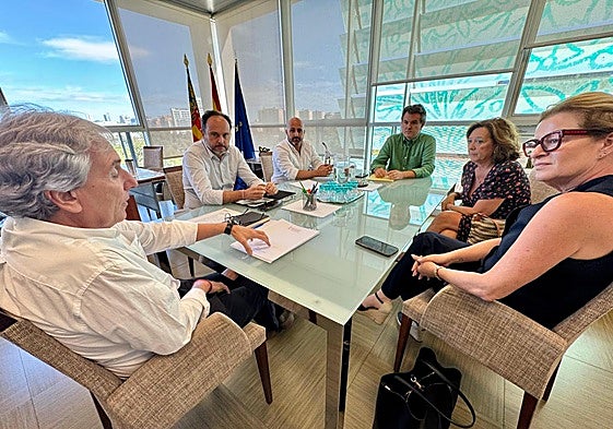 Reunión entre los representantes de la Conselleria y los alcaldesde la Vega Baja sobre la ubicación de la planta de residuos.