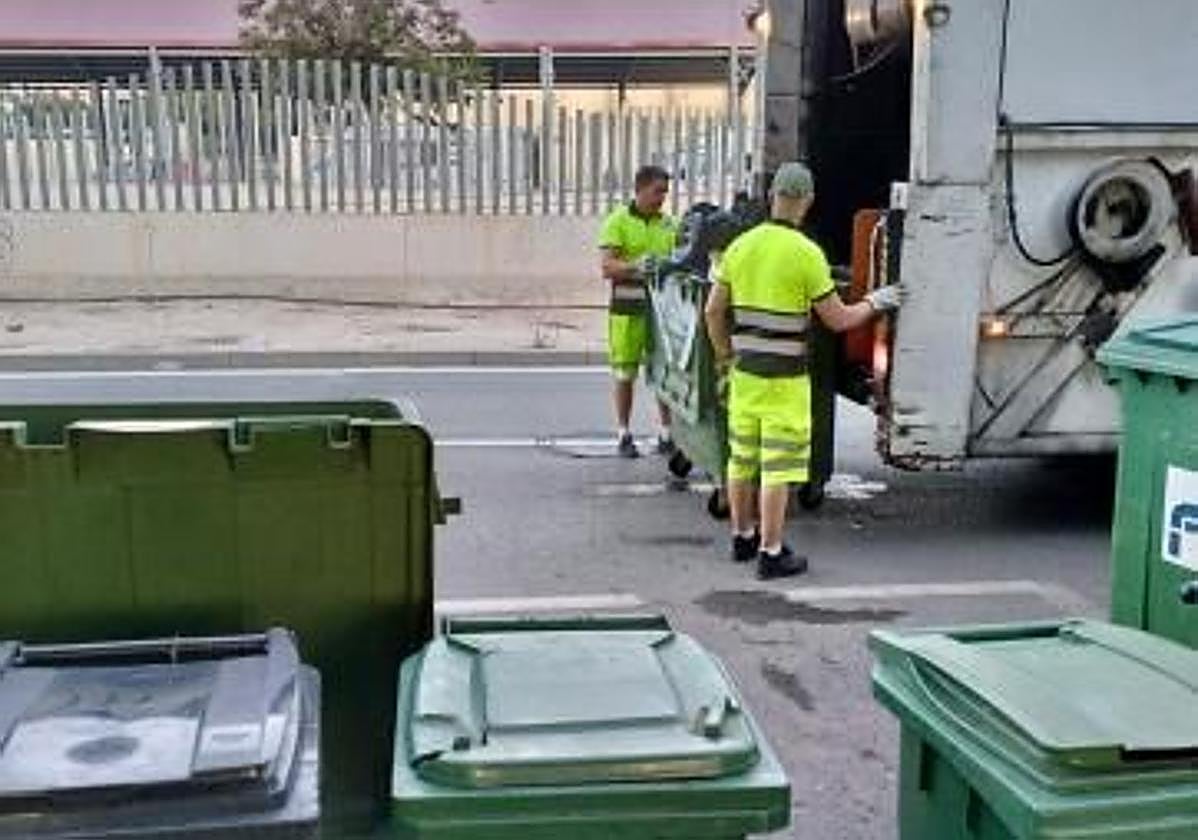 Operarios de limpieza realizan su trabajo en El Campello.