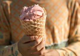 Una niña come un helado.