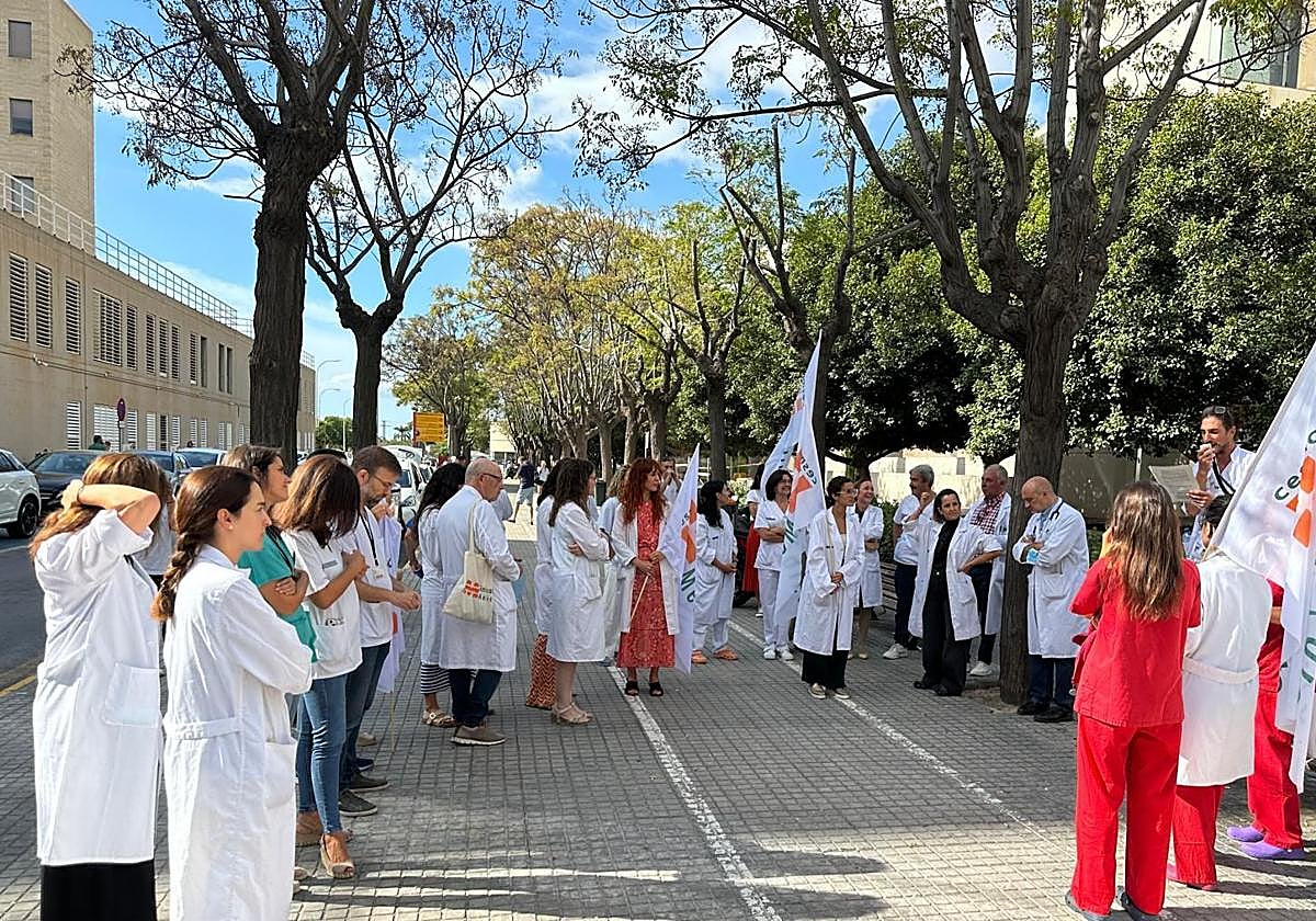 Los sanitarios se manifiestan frente a las puertas del Hospital.