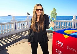 Melody con el micrófono de bronce del Benidorm Fest.
