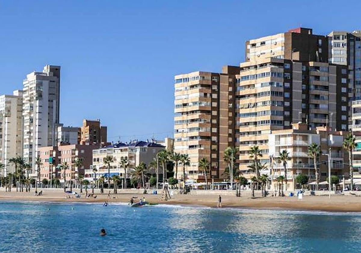 El Pleno de El Campello respalda ampliar la suspensión de licencias para viviendas turísticas.