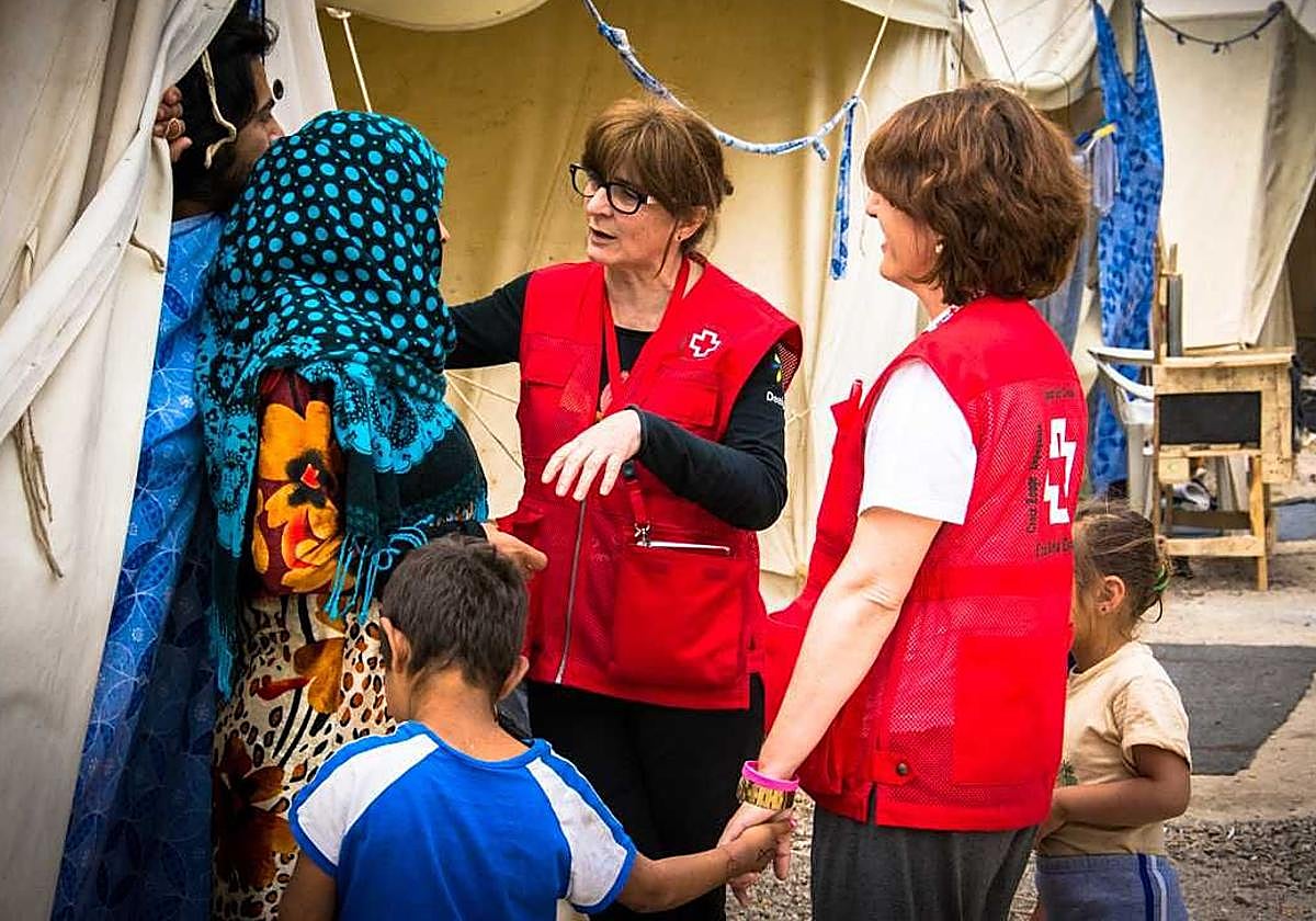 La Cruz Roja ofrece ayuda humanitaria en un campamento de refugiados.