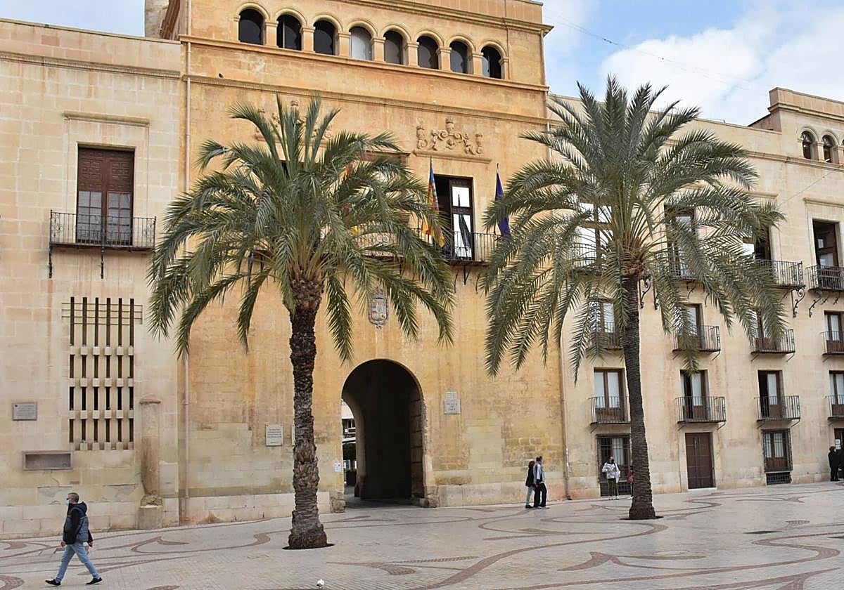 Ayuntamiento de Elche en la plaza de Baix.
