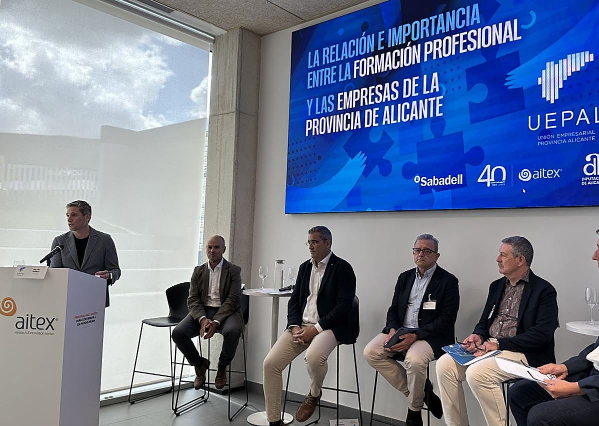 Imagen secundaria 1 - El presidente de Uepal aboga por una FP de calidad y conectada con el tejido empresarial