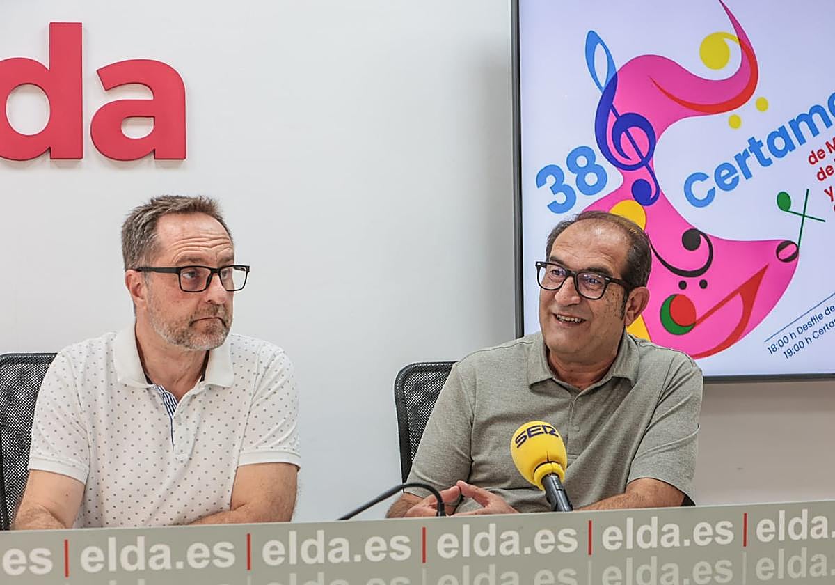 El concejal de Fiestas, David Guardiola, y el presidente de la Junta Central de Compartas de Moros y Cristianos de Elda, Pedro Serrano.