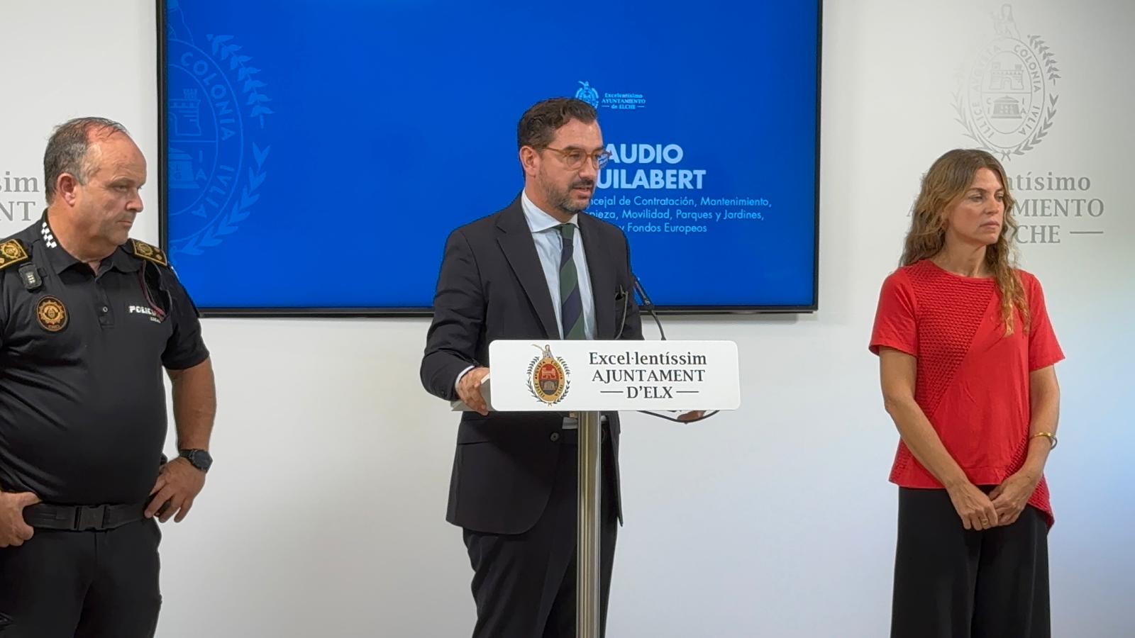 El concejal de Innovación (centro), el comisario de la Policía Local (izda.) y la coordinadora del área (dcha.).