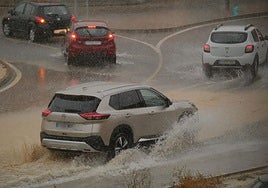 Acumulaciones de agua en las carreteras por una tormenta.