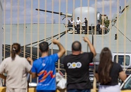 Familiares de de la tripulación del Buque de Acción Marítima (BAM) Furor, saludan a los marineros, que parten a Gaza.