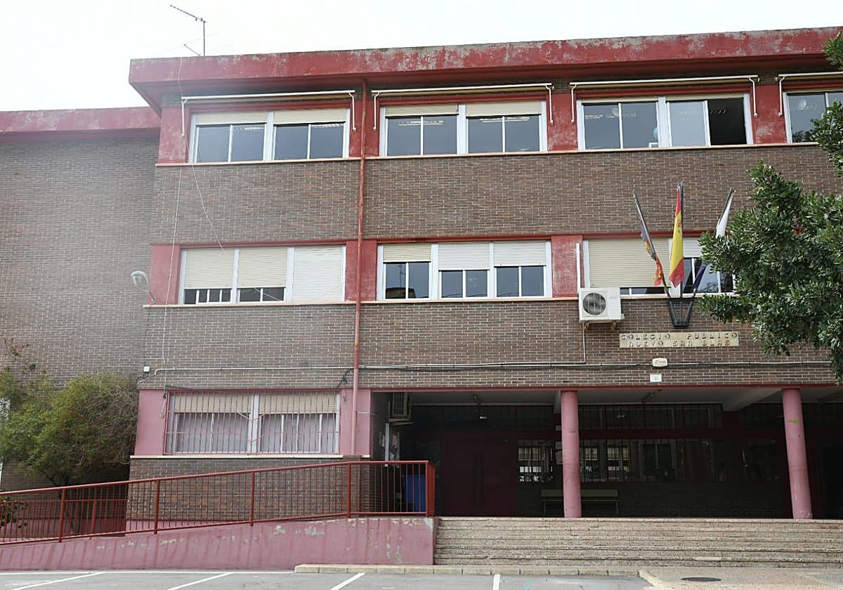 Imagen principal - Los trabajadores de la limpieza de colegios de Alicante denuncian el «deterioro» del servicio 