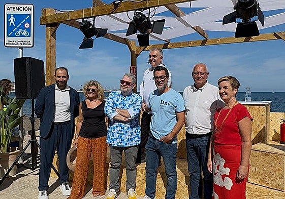 La consellera de Turismo, Marián Cano, acompañada por el alcalde del municipio, Vicent Grimalt; el chef tres estrellas Michelin y comisario gastronómico del festival, Quique Dacosta; y la vicepresidenta de la Fundación Dénia Ciutat Creativa de la Gastronomía y presidenta de AEHTMA, Amor López.