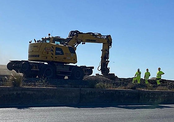 Máquinas y operarios trabajan este sábado en las vías.