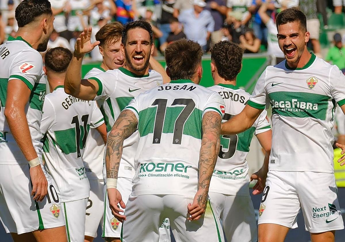 Jugadores del Elche celebrando el primer tanto del encuentro.