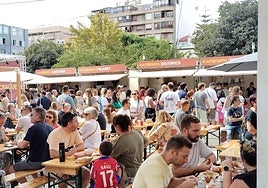 Personas abarrotan el evento de Alacroqueta.