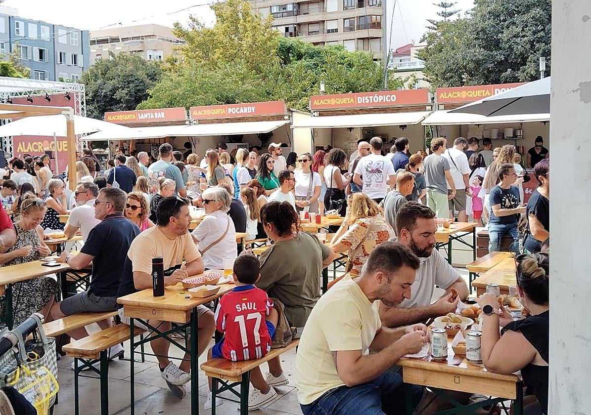 Personas abarrotan el evento de Alacroqueta.