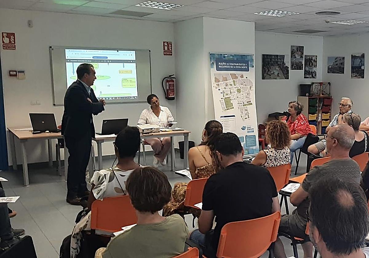 El concejal Antonio Peral explica las ayudas.