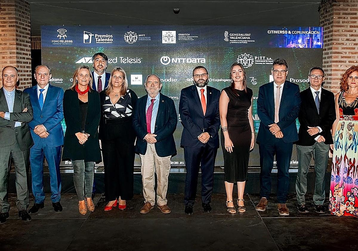 Fotografía de los galardonados en la edición anterior, junto a la decana del CITTCV, Susana Bañuelos (la quinta por la izquierda).