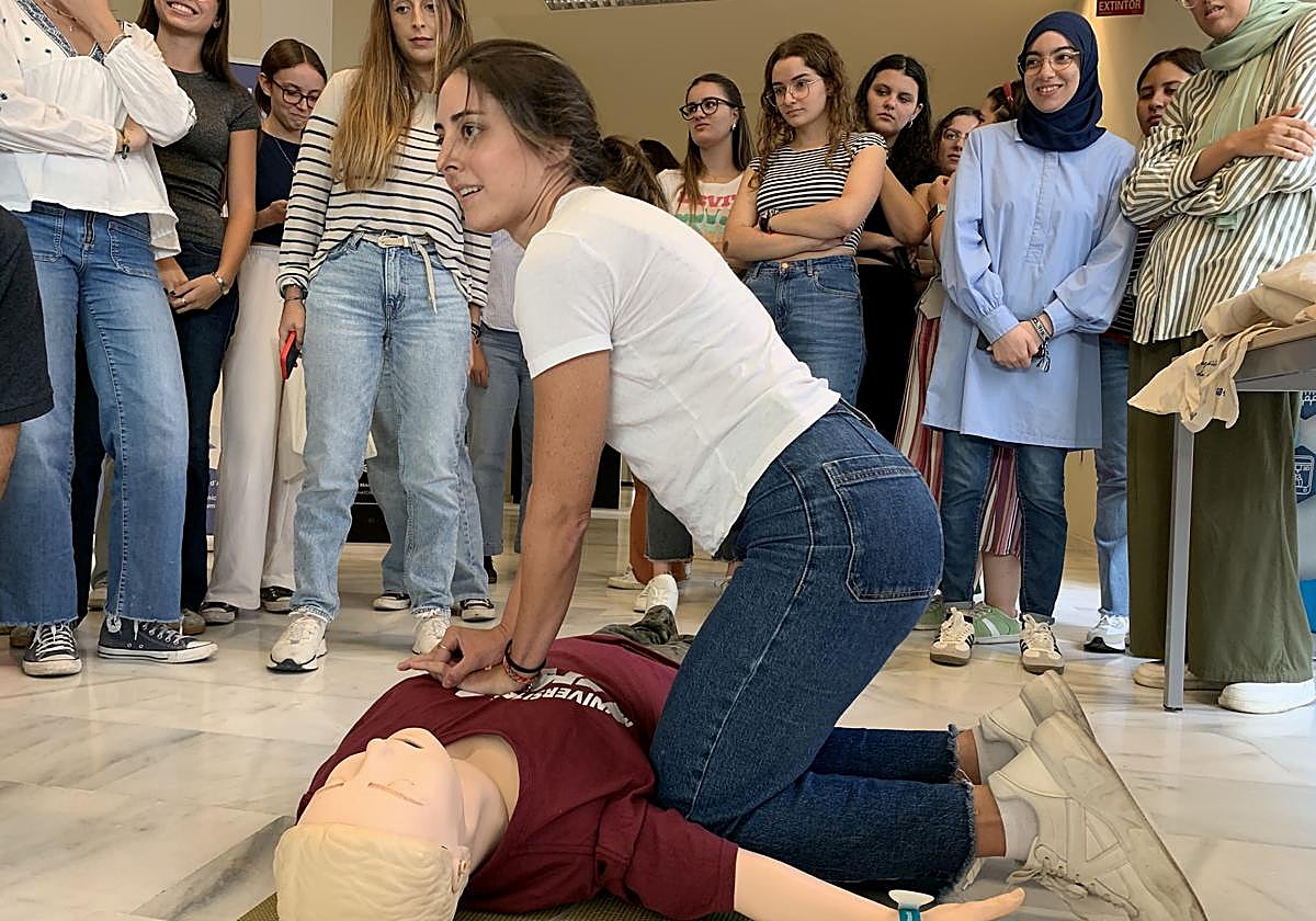 Una estudiante participa en el reto.