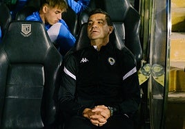 Rubén Torrecilla, en el banquillo del Rico Pérez.