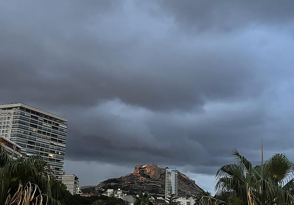Nubes sobre la ciudad de Alicante.