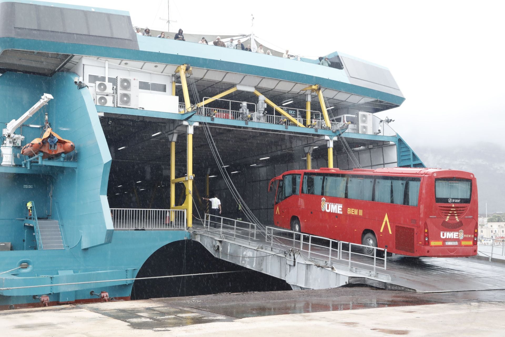 La UME embarca en el norte de Alicante rumbo a Ibiza para afrontar las graves inundaciones