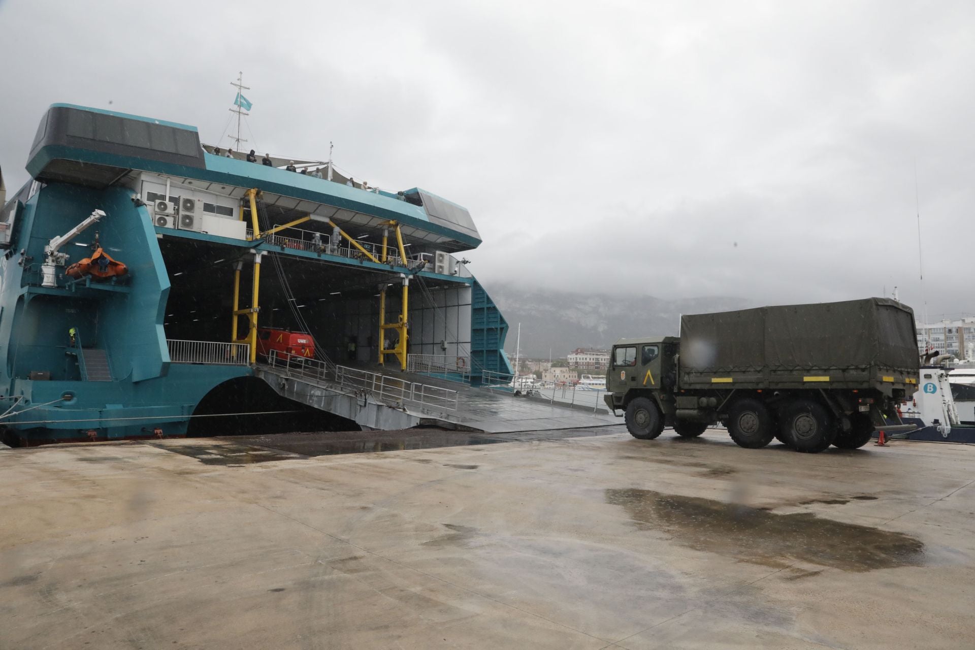 La UME embarca en el norte de Alicante rumbo a Ibiza para afrontar las graves inundaciones