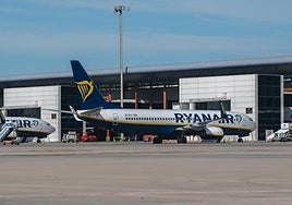 Aviones de Ryanair, en la base del aeropuerto de Alicante-Elche.