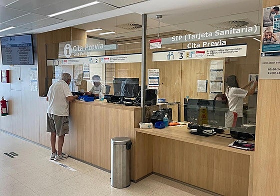 Mostrador de cita previa en un centro de salud.