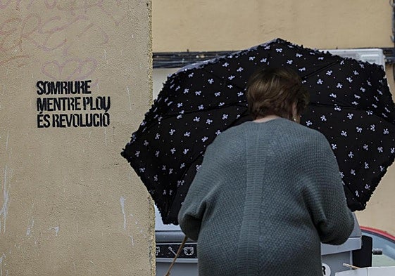Una mujer, con su paraguas.
