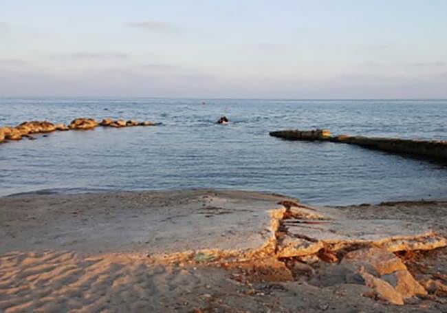 Restos de hormigón en un dique.