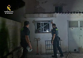 Los agentes, delante de la ventana que forzaron para rescatar a la mujer.