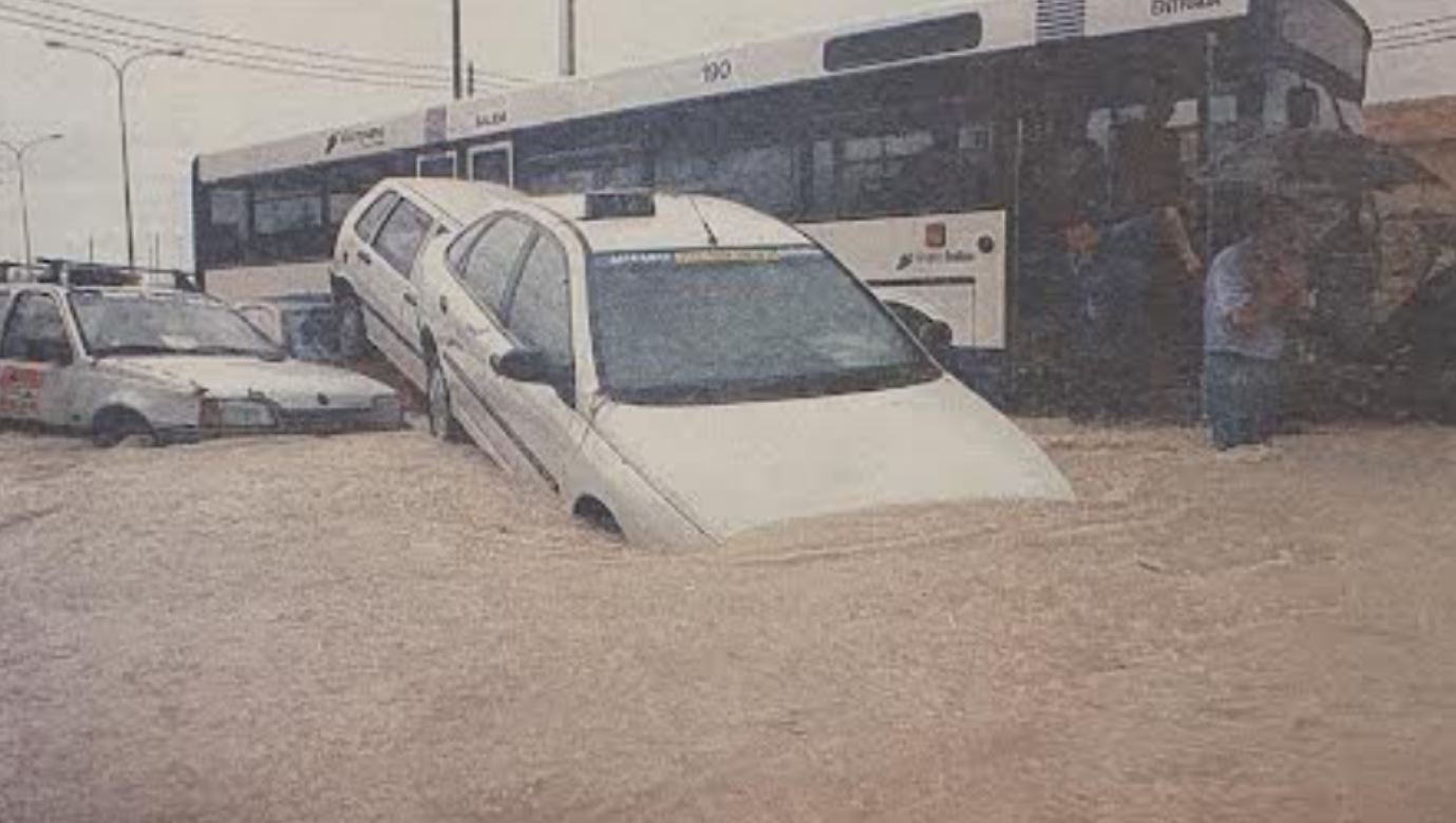 Imagen principal - La alerta por lluvias devuelve la pesadilla a Alicante: 28 años de la peor riada en la ciudad