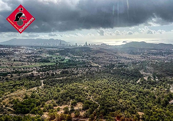 Vista general de las nubes acumuladas este martes a primera hora en el litoral alicantino.