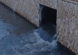 Vertidos filmados por los vecinos de Gran Vía Sur de Alicante.