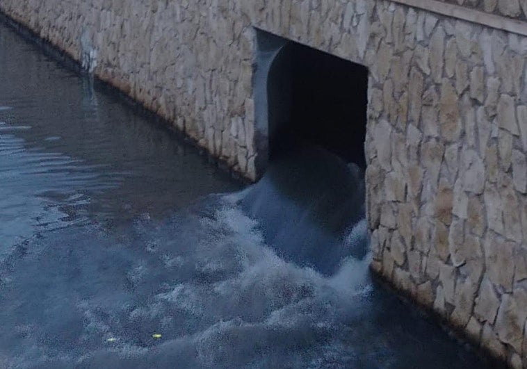 Vertidos filmados por los vecinos de Gran Vía Sur de Alicante.