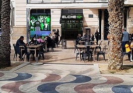 Montaje viral de una tienda del Elche CF en la Explanada de Alicante, bajo la emblemática Casa Carbonell.