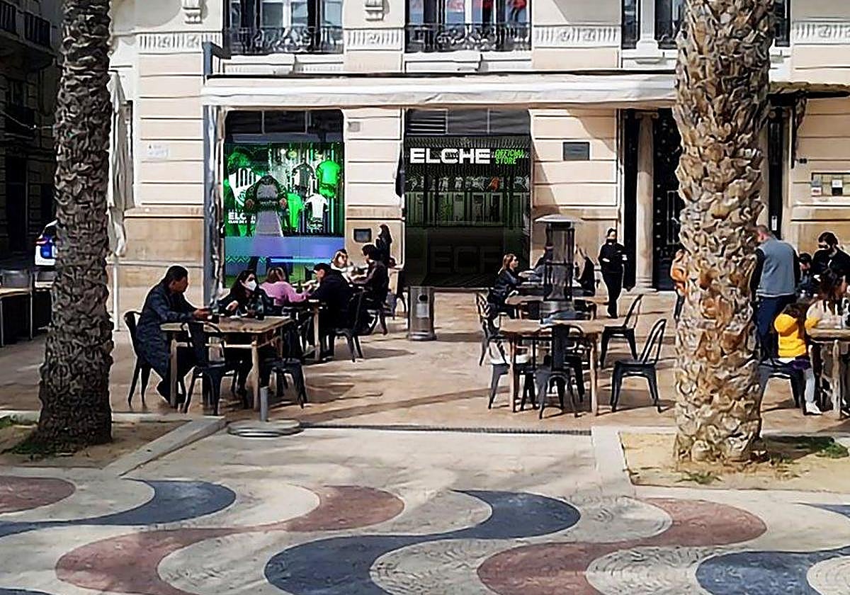 Imagen principal - 'Plantan' una tienda del Elche CF en la Explanada de Alicante