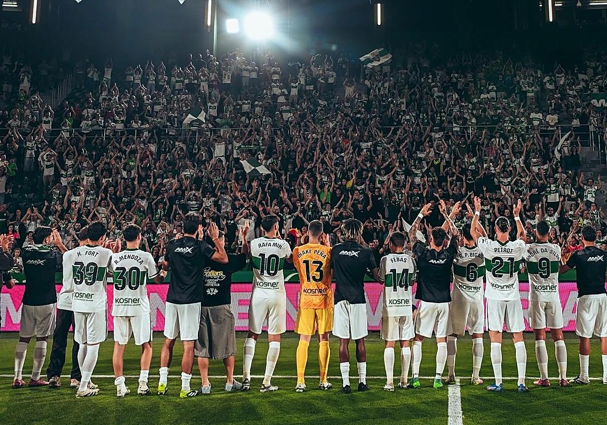 Los doce fichajes del Elche CF posarán este miércoles en el césped del Martínez Valero en una presentación que reunirá a 2.000 abonados franjiverdes.