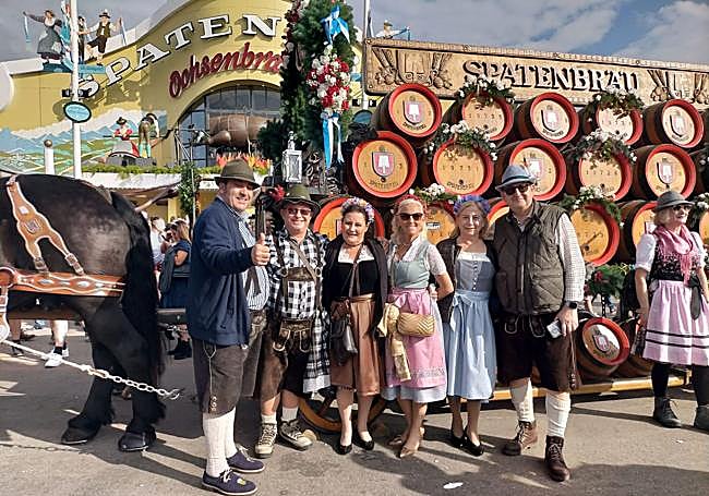 El grupo de alicantinos en el recinto de la Oktober durante la tarde del lunes.