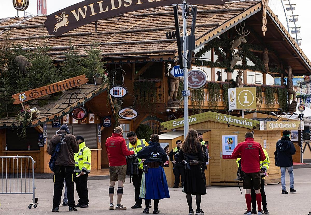 La Policía registra a los visitantes del Oktoberfest de Múnich, tras el aviso de bomba.
