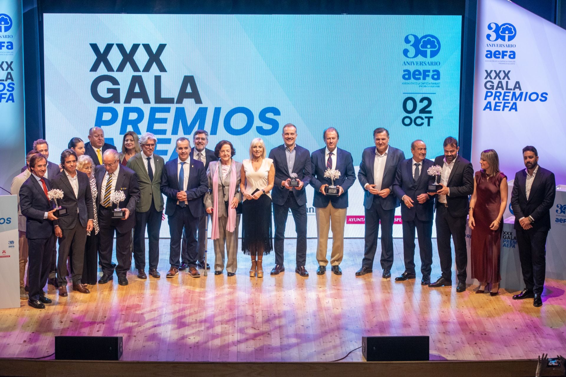 Foto de familia de los premiados.