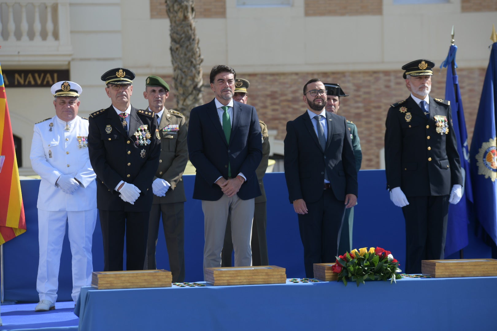 Orgullo azul en Alicante con el homenaje de la Policía Nacional a su patrón, los Santos Ángeles Custodios