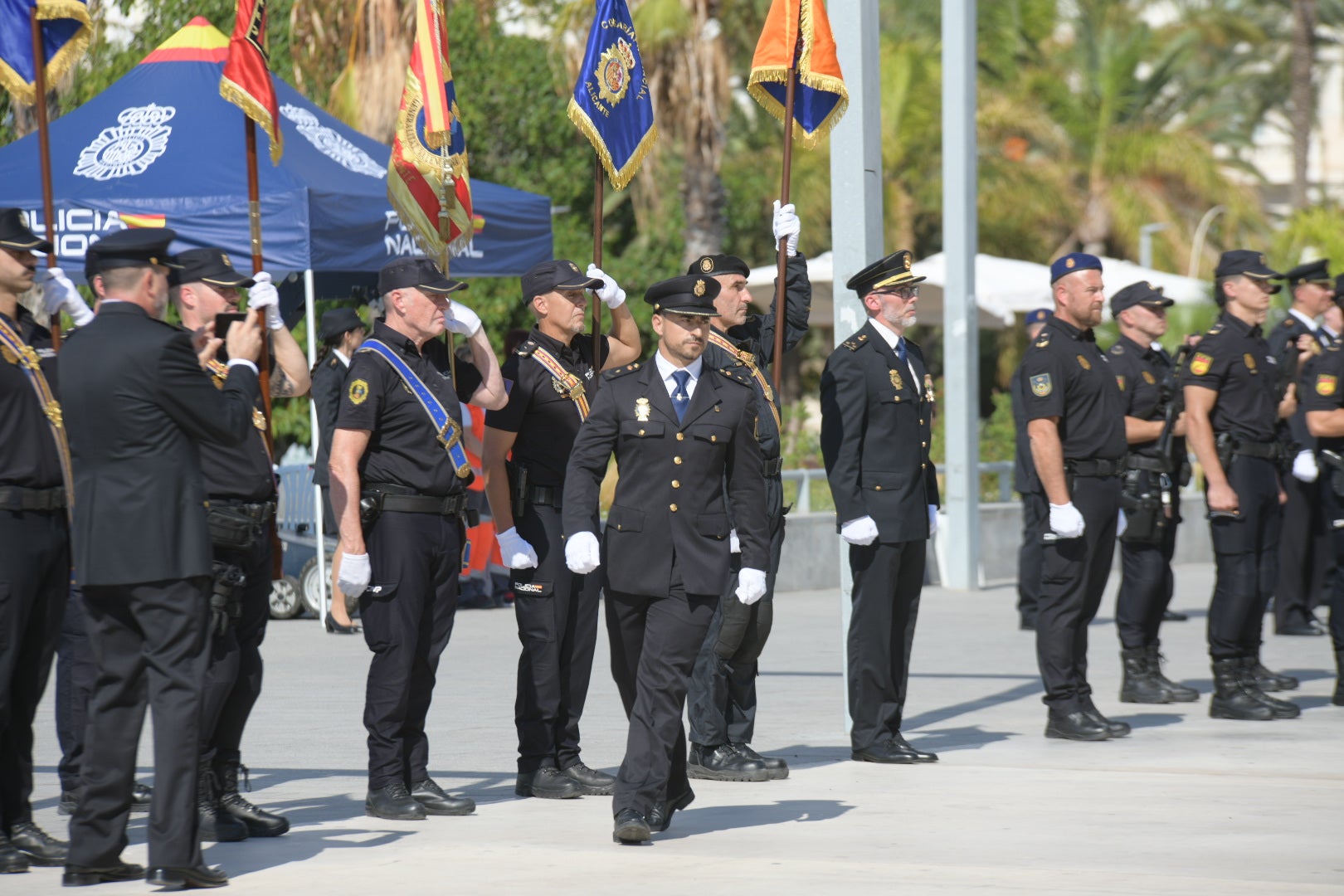 Orgullo azul en Alicante con el homenaje de la Policía Nacional a su patrón, los Santos Ángeles Custodios