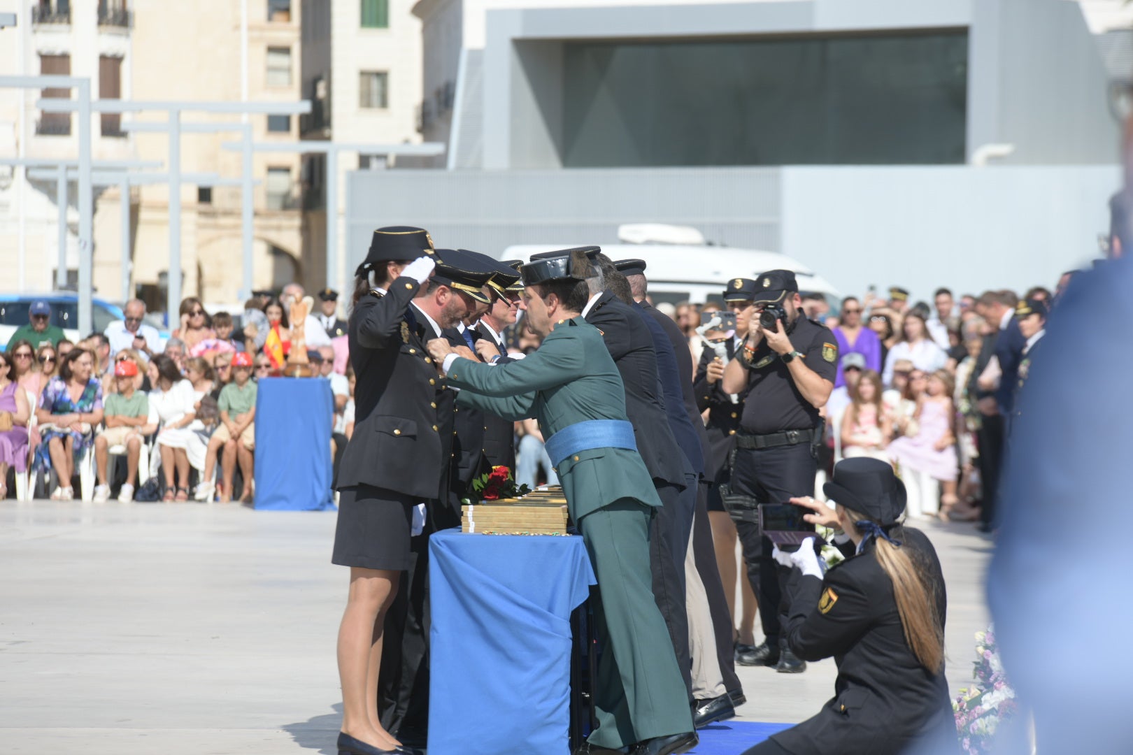 Orgullo azul en Alicante con el homenaje de la Policía Nacional a su patrón, los Santos Ángeles Custodios